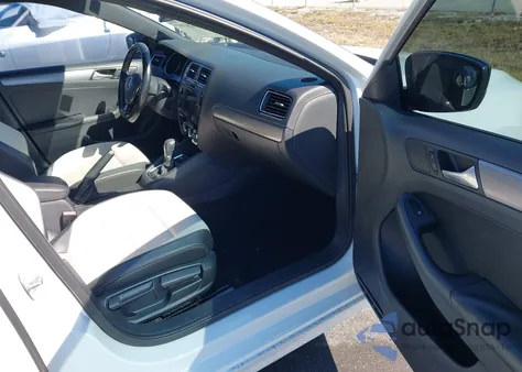 2016 Volkswagen Jetta 1.8T Sport z USA, uszkodzony, nr VIN 3VWD17AJ5GM349870